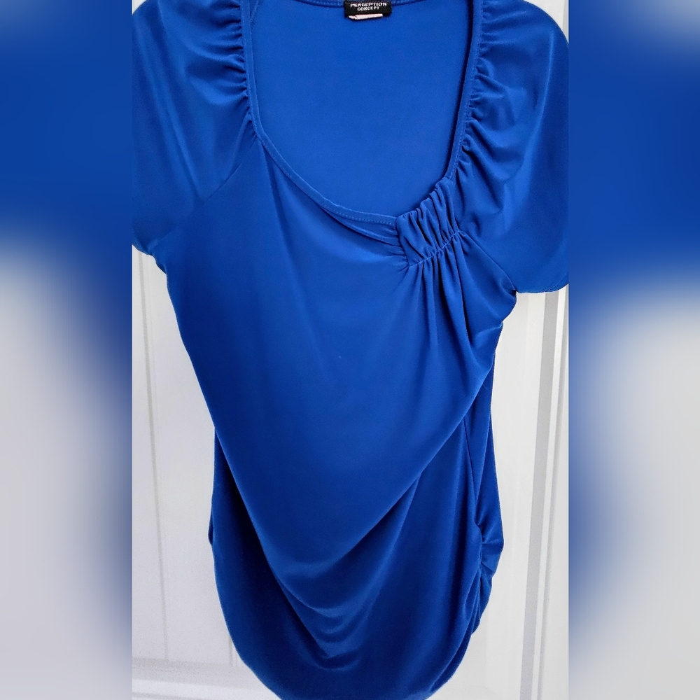 Blue Cap Sleeve top with ruched side. Size Lrg
